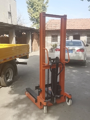 手動(dòng)液壓堆高車(chē)裝卸貨物案例